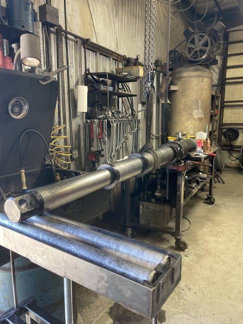 Hydraulic cylinder repair work at Luft Machine
